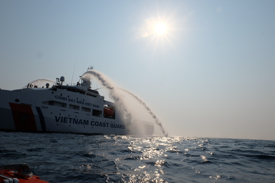  4月23日，越方编队为4月24日开展的海上搜救演练进行试点演练。（图片来源：越通社）