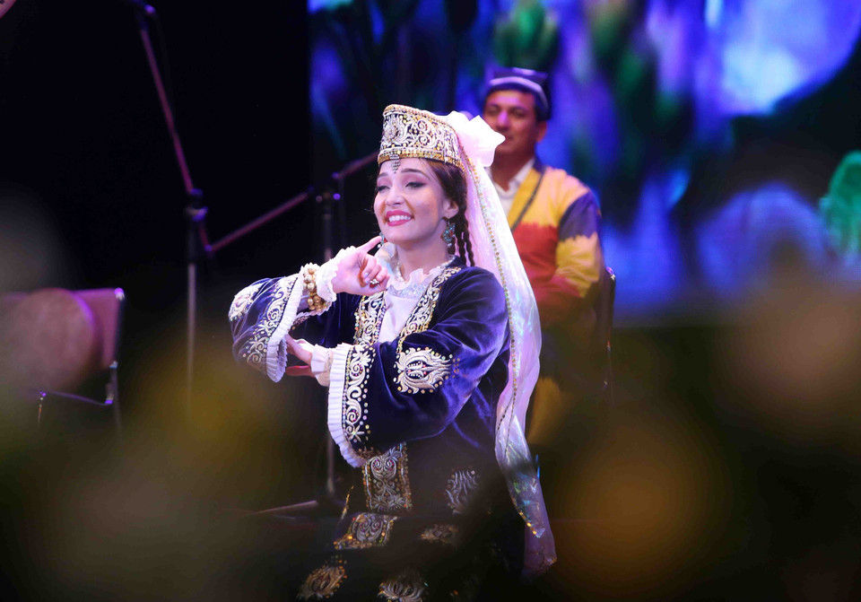 乌斯别克斯坦艺术团为观众带来许多精彩节目。越通社记者 成达 摄