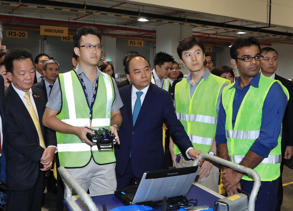 政府总理阮春福参观叶水福集团的“供应链城”。越通社记者 统一 摄