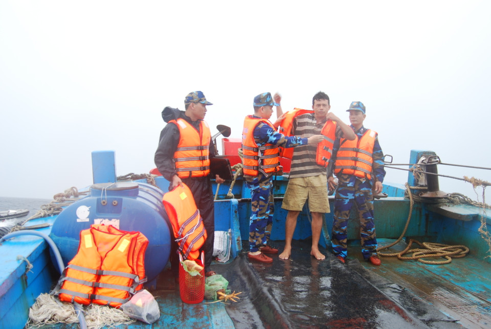 越南海警向越南渔民赠送救生衣。（图片来源：越通社）