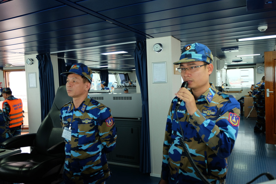 越南海警编队CSB-8004 指挥小组在该船离开海防市东海港之前开展指挥工作。越通社记者 祥安 玉李 摄