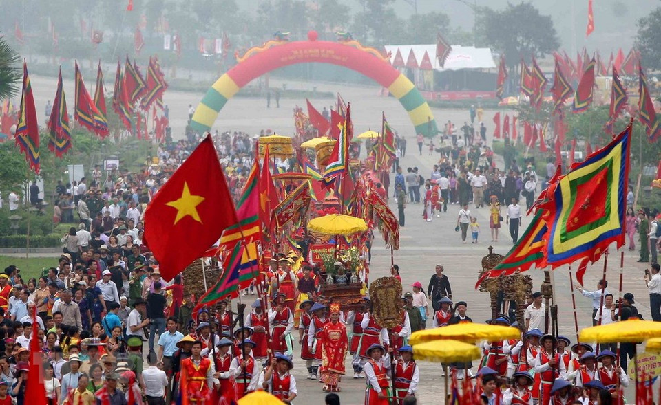 穿着五颜六色的迎轿团以及绚丽多彩的旗帜吸引众多游客的眼球。越通社记者 青松 摄