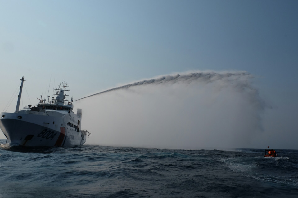 4月23日，越方编队为4月24日开展的海上搜救演练进行试点演练。（图片来源：越通社）