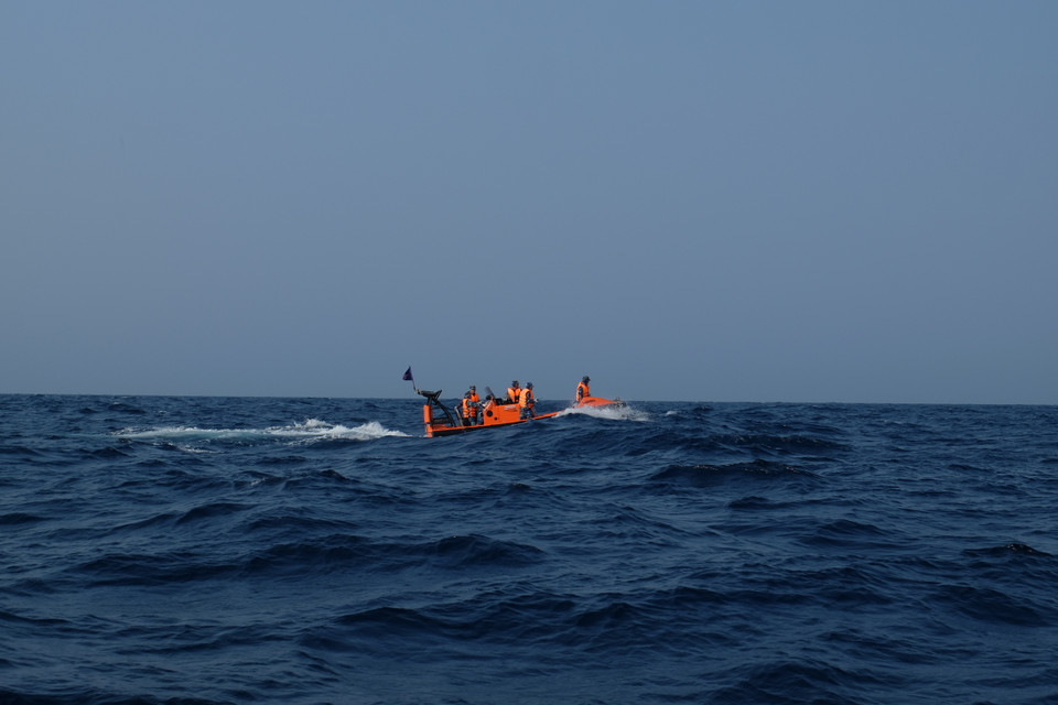  越南海警编队CSB-8004号舰军官在离开海防市东海港前做好准备工作。（图片来源：越通社）