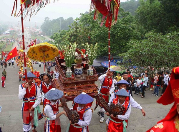 雄王庙会迎轿仪式越南民族一直保留的美好传统文化。越通社记者 青松 摄