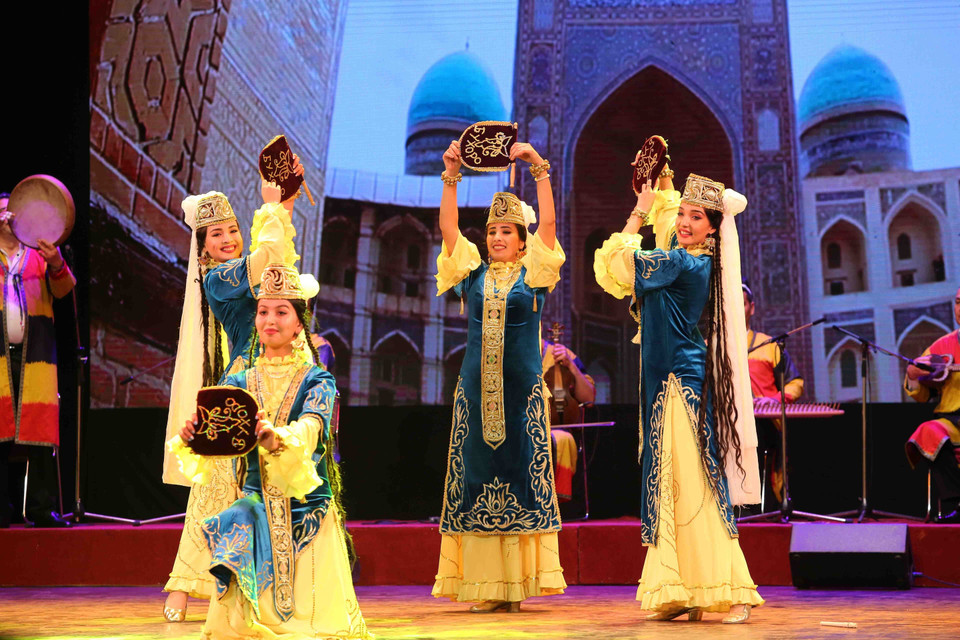 乌斯别克斯坦艺术团为观众带来许多精彩节目。越通社记者 成达 摄