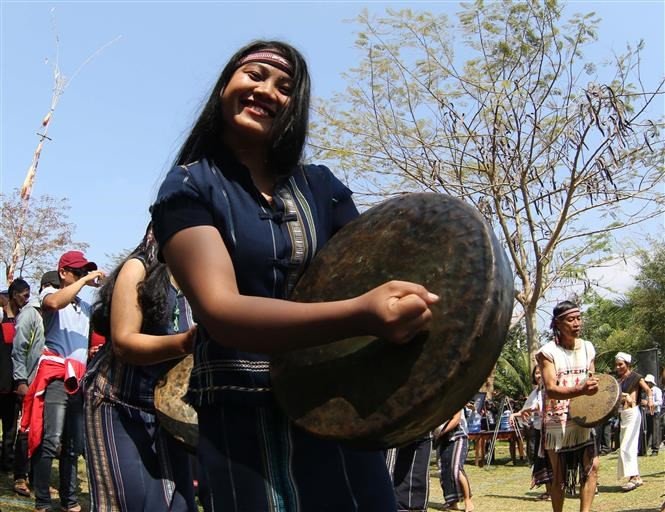 锣钲艺术表演。（图片来源：越通社）