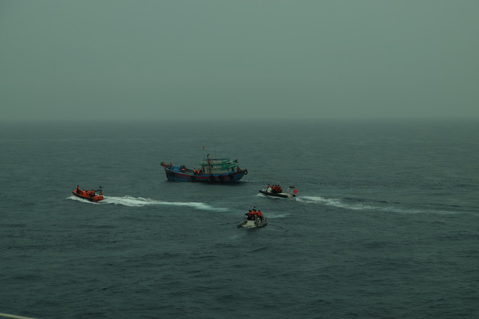 4月25日上午，双方共同对越南2搜渔船实施登临检查。图为越南和中国检查力量靠近中国渔船进行检查。（图片来源：越通社）