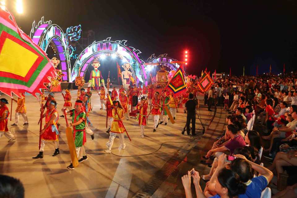 2018广宁-下龙国家旅游年--2018年下龙狂欢节开幕仪式。（图片来源：越通社）