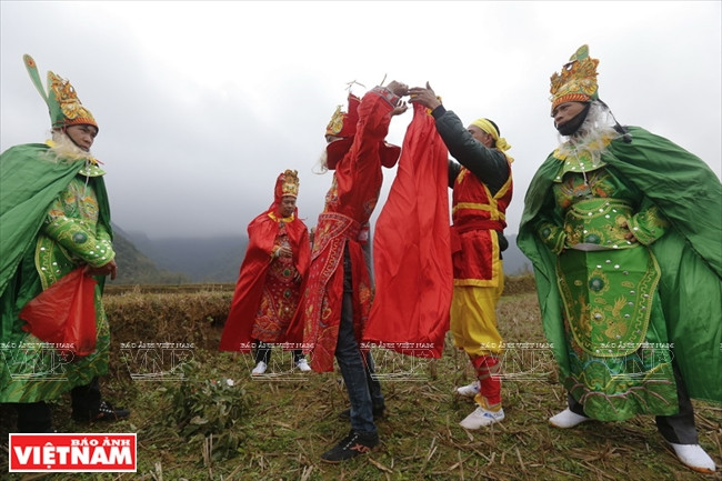 庙会前给四位主将和副将化妆。越南画报记者 越强 摄