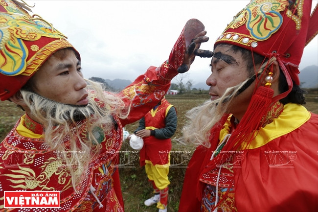 庙会前给四位主将和副将化妆。越南画报记者 越强 摄