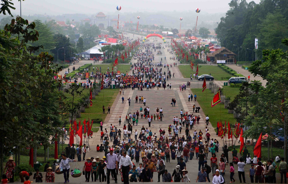 上千游客观赏2018年雄王庙迎轿仪式。越通社记者 青松 摄