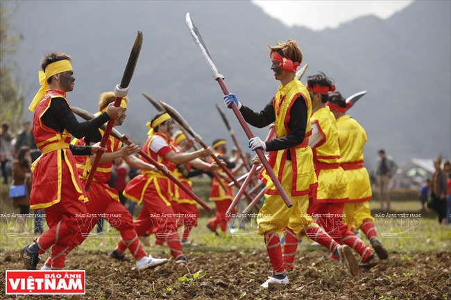 “黑脸”小伙子玩打仗游戏。越南画报记者 越强 摄