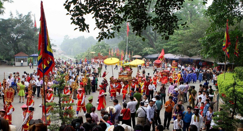 经过数千年的历史，传统迎轿仪式成为了雄王始祖祭祀典礼不可缺少的一项民间文化活动。越通社记者 青松 摄