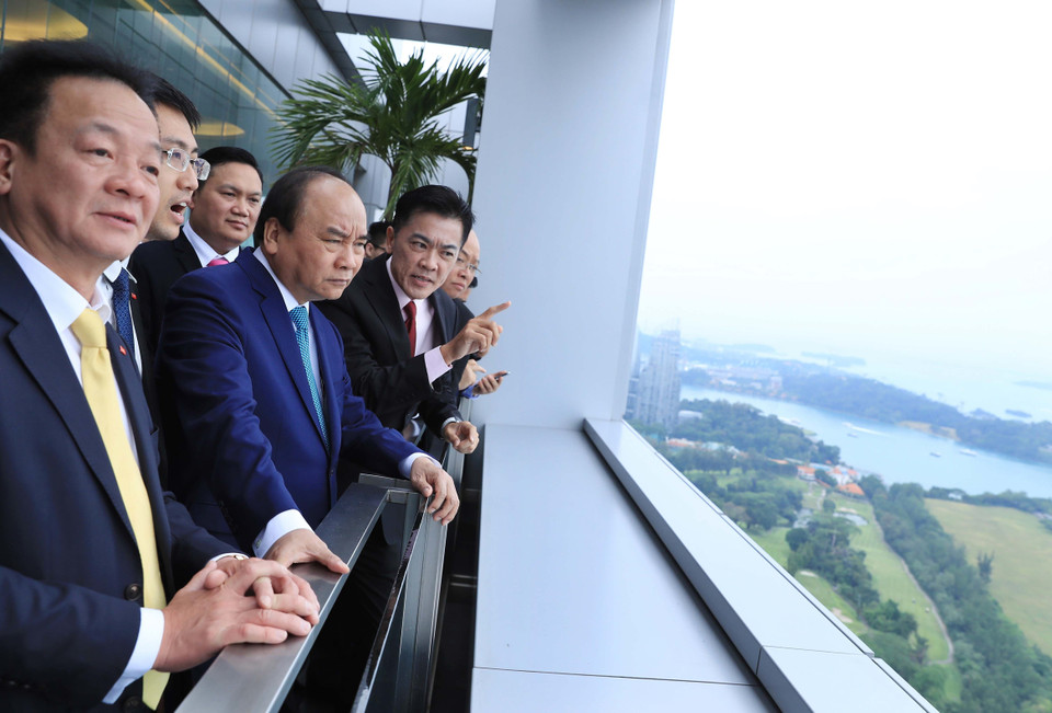 政府总理阮春福参观新加坡港口。越通社记者 统一 摄