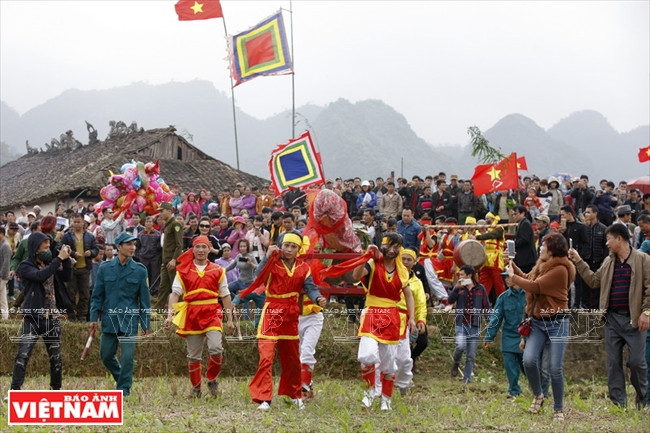 参加庙会的巡游队伍。越南画报记者 越强 摄