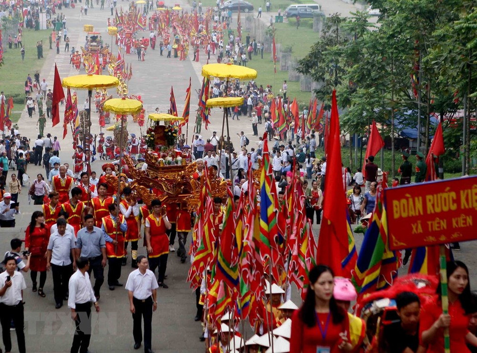 经过数千年的历史，传统迎轿仪式成为了雄王始祖祭祀典礼不可缺少的一项民间文化活动。越通社记者 青松 摄