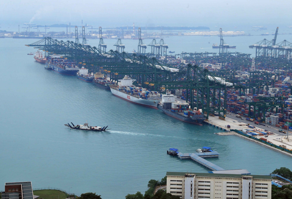 政府总理阮春福参观新加坡港口。越通社记者 统一 摄