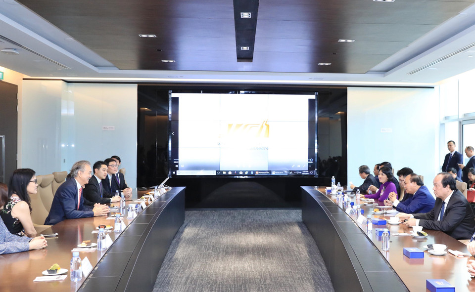 政府总理阮春福参观叶水福集团的“供应链城”。越通社记者 统一 摄