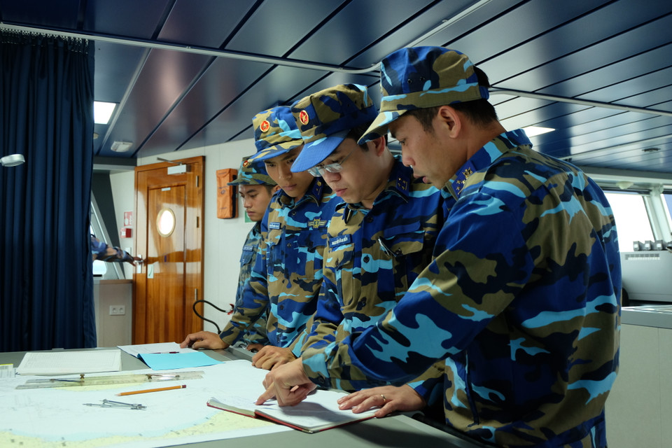 越南海警第一区干部战士们为越南海警编队CSB-8004离开海防市东海港做出准备。越通社记者 祥安 玉李 摄