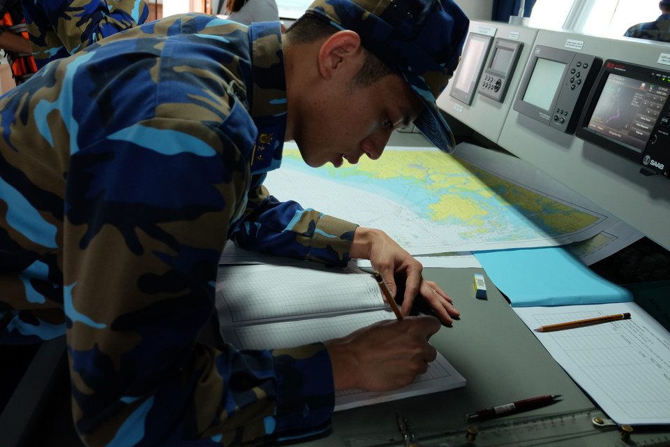 越南海警第一区干部战士们为越南海警编队CSB-8004离开海防市东海港做出准备。越通社记者 祥安 玉李 摄