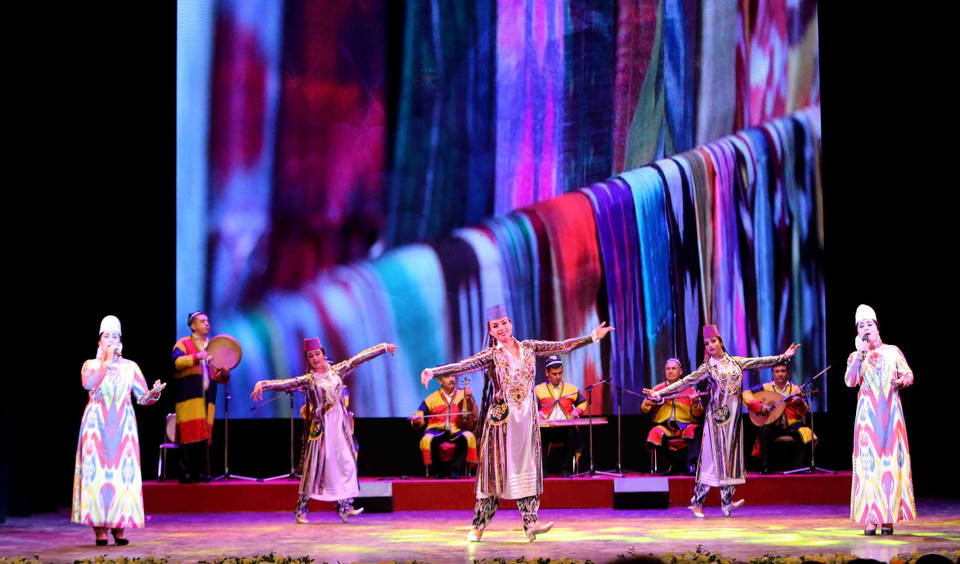 乌斯别克斯坦艺术团为观众献上许多精彩节目。越通社记者 成达 摄