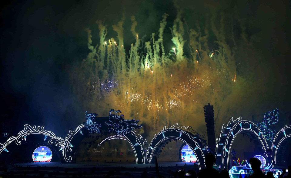 2018广宁-下龙国家旅游年--2018年下龙狂欢节开幕仪式。（图片来源：越通社）