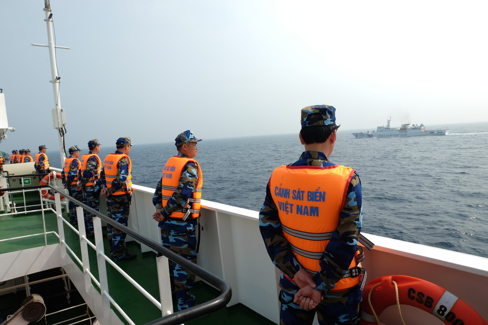 越南海警向中国海警敬礼。（图片来源：越通社）