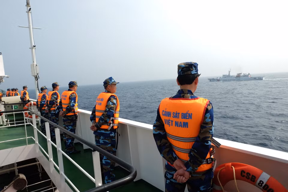 越南海警向中国海警敬礼。（图片来源：越通社）