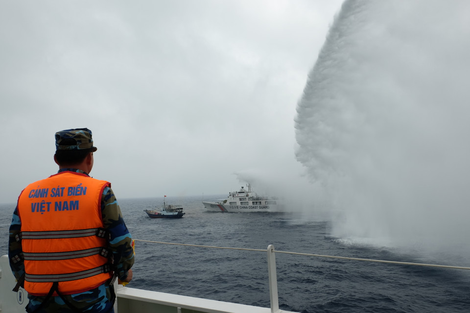  越南与中国救护船接近遇险船。（图片来源：越通社）