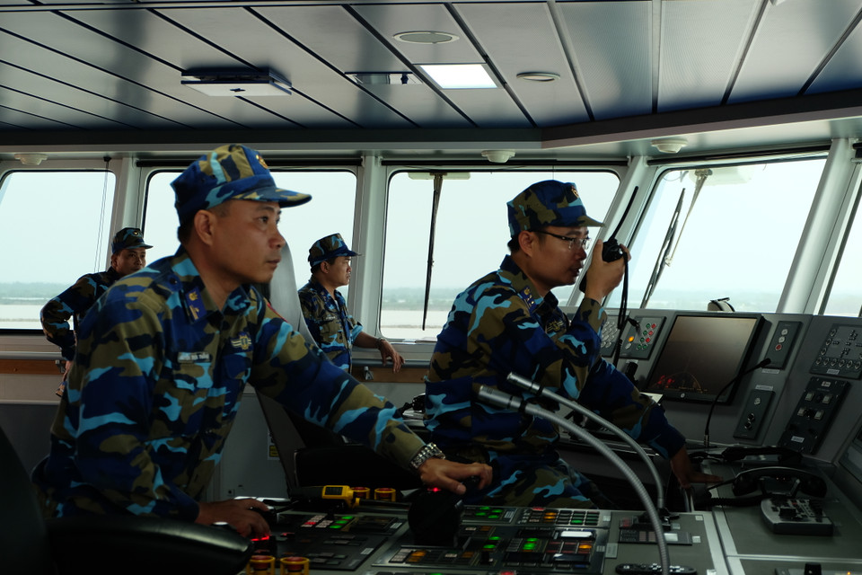 越南海警编队CSB-8004 指挥小组在该船离开海防市东海港之前开展指挥工作。越通社记者 祥安 玉李 摄