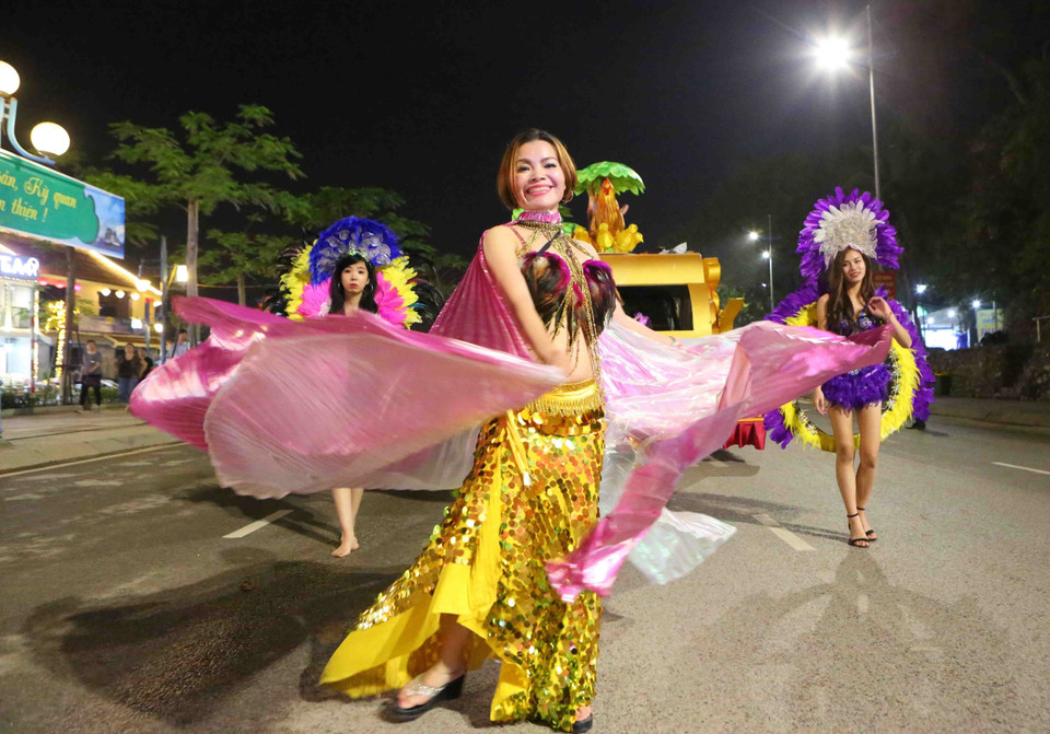 1000名演员以及12辆巡游花车穿过广宁省下龙市白斋坊的主要街道。（图片来源：越通社）