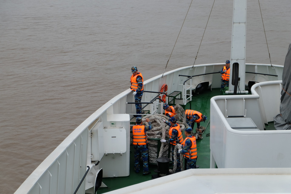  越南海警编队CSB-8004 指挥组在该船离开海防市东海港之前开展指挥工作。（图片来源：越通社）