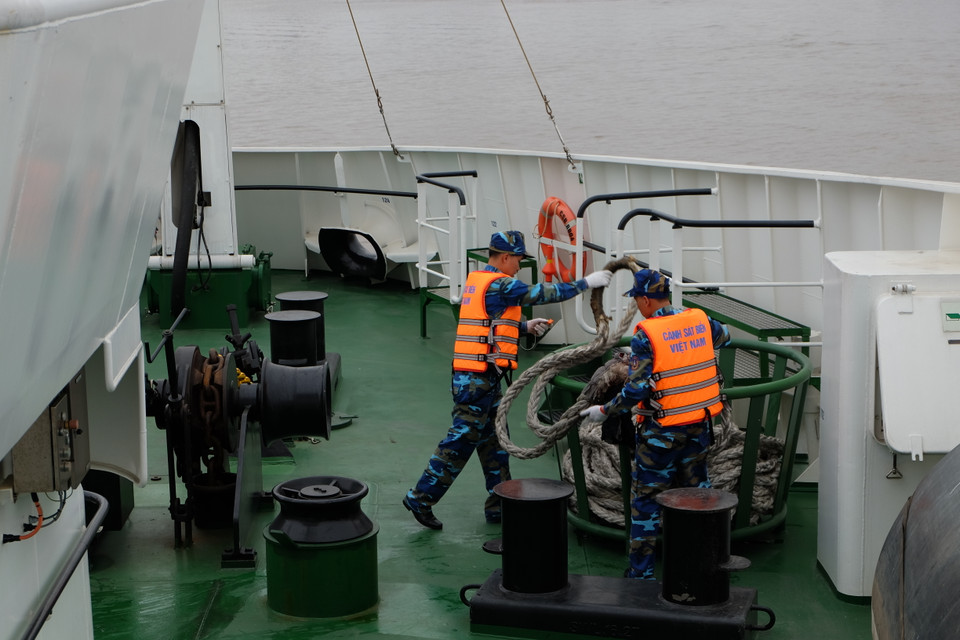 越南海警第一区干部战士们为越南海警编队CSB-8004离开海防市东海港做出准备。越通社记者 祥安 玉李 摄