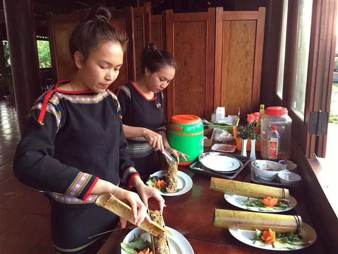 竹筒饭——伊德族的一种美食。（图片来源：越通社）