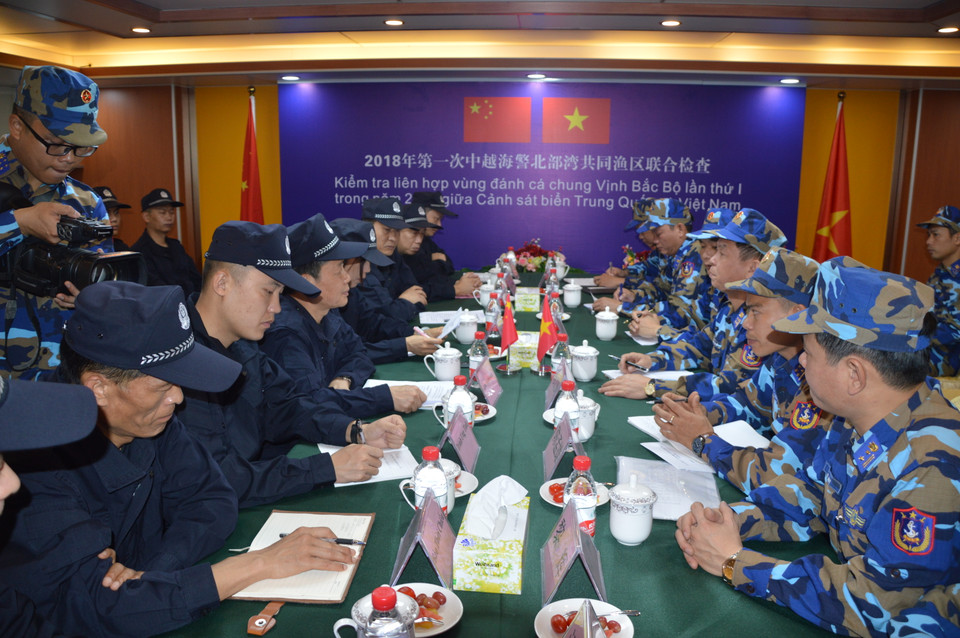 参加巡航的任务舰船于第一点集结。越方编队指挥人员赴中方海警指挥舰举行海上会晤，对接海上行动计划。（图片来源于《新报》）