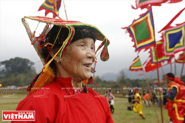 岱族人兴高彩烈地参加庙会。越南画报记者 越强 摄
