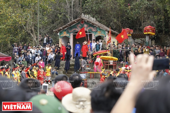 村民在萨宛庙举行迎神仪式，祈求物阜民丰。越南画报记者 越强 摄