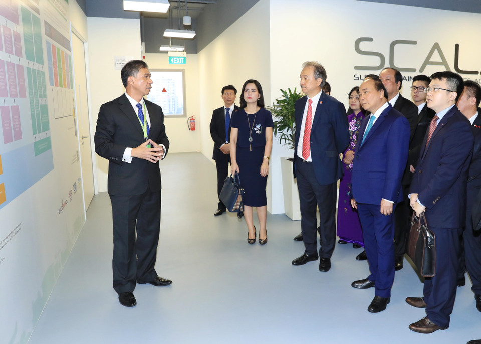 政府总理阮春福参观叶水福集团的“供应链城”。越通社记者 统一 摄