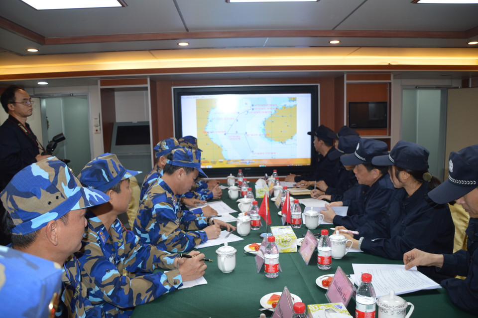  参加巡航任务的舰船在第一个集合点集合。越方编队指挥人员登上中方海警指挥舰举行海上会晤，对接海上行动计划。图为会晤场景。（图片来源：越通社）