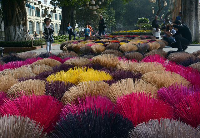 五彩缤纷的工艺品成为河内步行空间的亮点（图片来源：人民报）