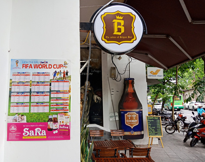 一家啤酒馆门外挂着世界杯足球赛海报。（图片来源于互联网）