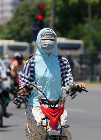 高温天气严重影响到河内市居民日常生活。（图片来源：越通社）