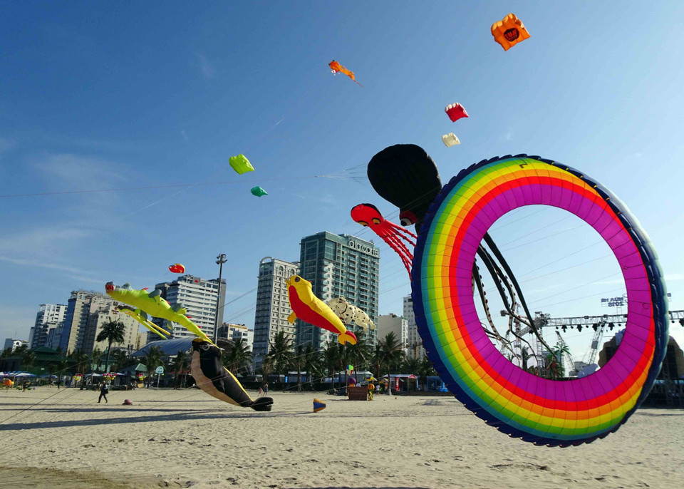 当地艺人把风筝放上了天空，创造出令人影响深刻的空间。越通社记者 陈黎林