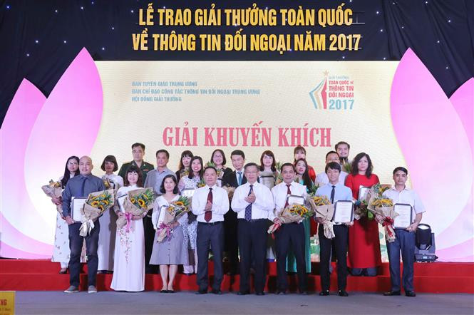 越共中央委员、越通社社长阮德利和越共中央对外部副部长阮俊峰向鼓励奖获奖者颁奖。越通社记者 芳花 摄