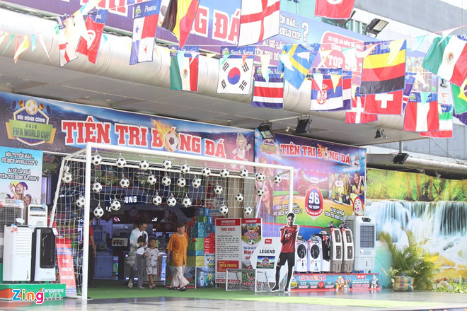 一家超市门前挂着许多世界杯球队国旗。（图片来源于互联网）