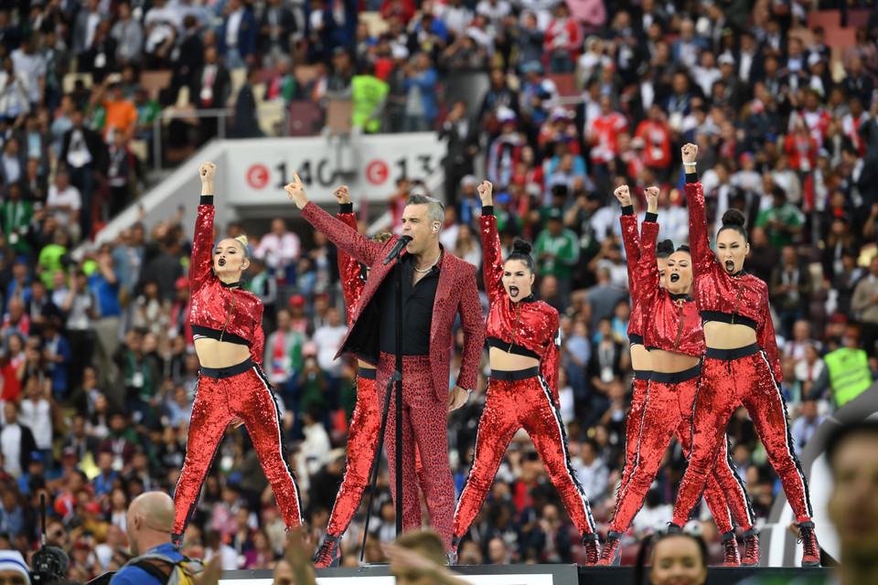 流行歌星Robbie Williams在世界杯开幕式上表演。（图片来源：新华社/越通社）