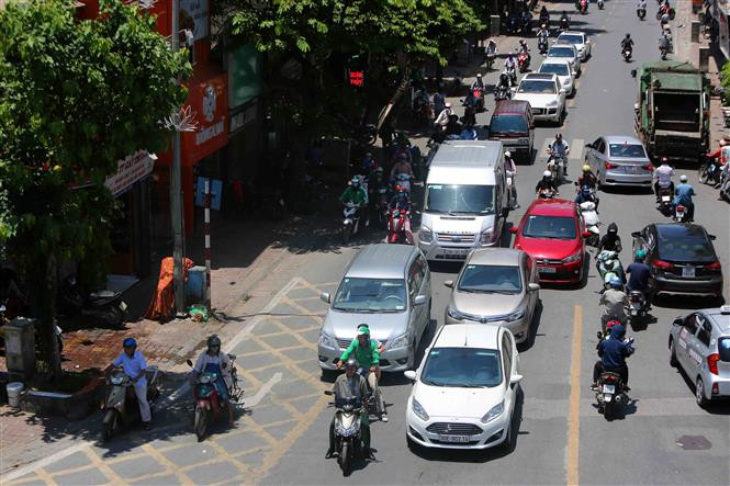 高温天气严重影响到河内市居民生活。（图片来源：越通社）