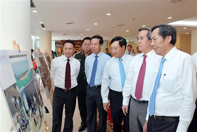 与会代表参观获奖作品。越通社记者 芳花 摄