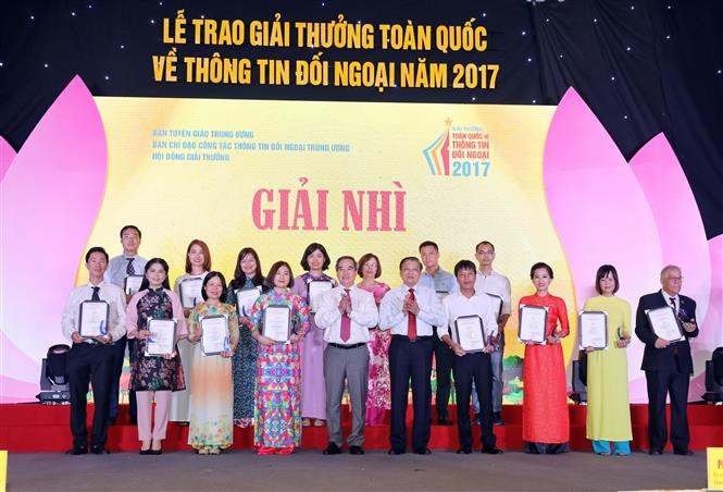 越共中央政治局委员、中央书记处书记、中央经济部部长阮文平和越共中央书记处书记、中央内政部部长潘廷镯向二等奖获奖者颁奖。越通社记者 芳花 摄